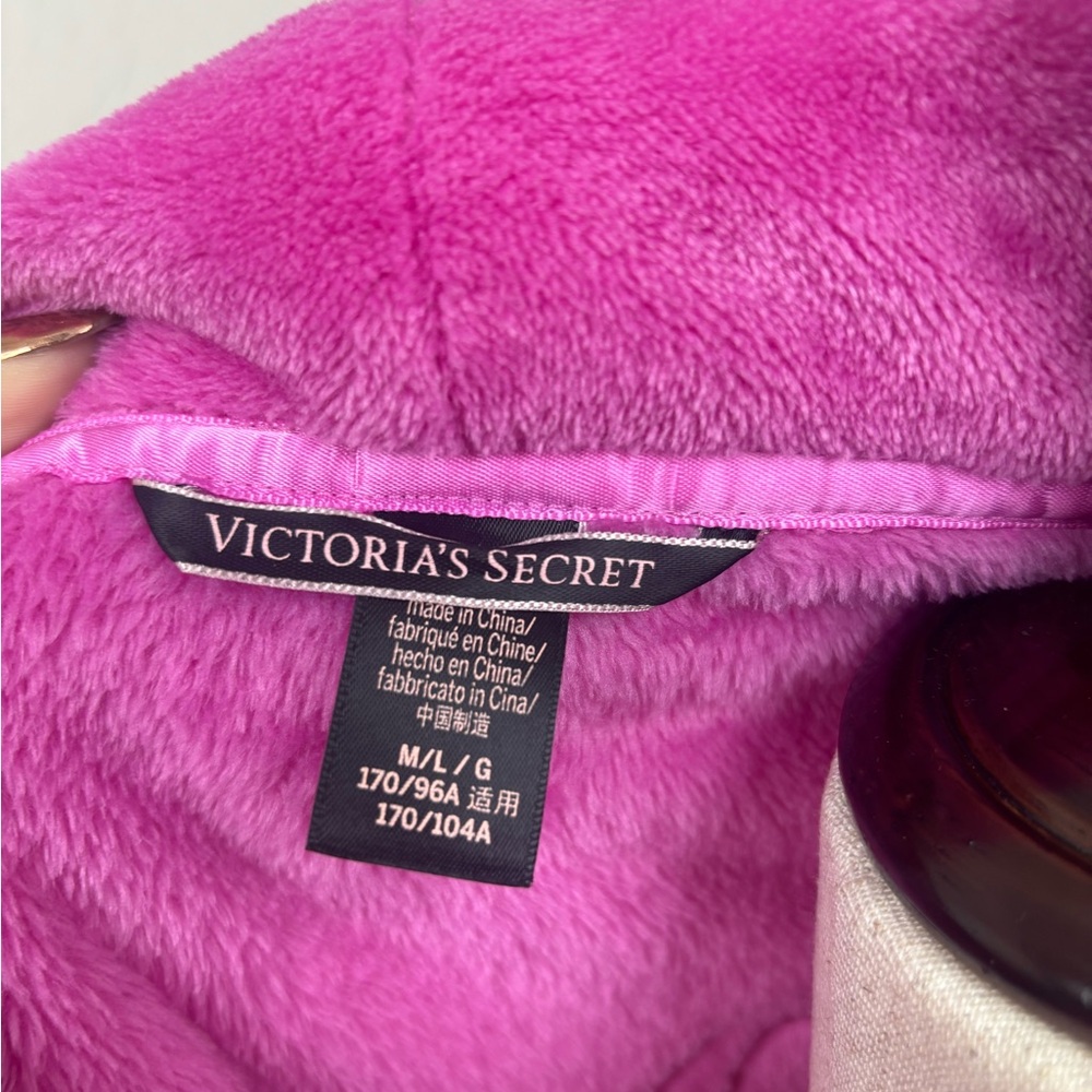 NWOT - Victoria's Secret - Fuchsia Plush Robe - Picture 6 of 7